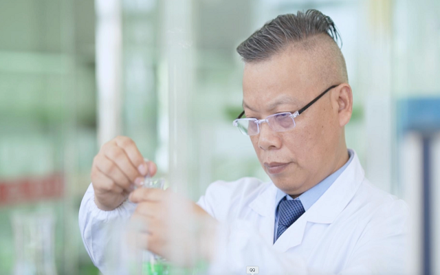 一抹中國紅，何以守護(hù)千萬家？揭秘蝦青素之父的傳奇故事